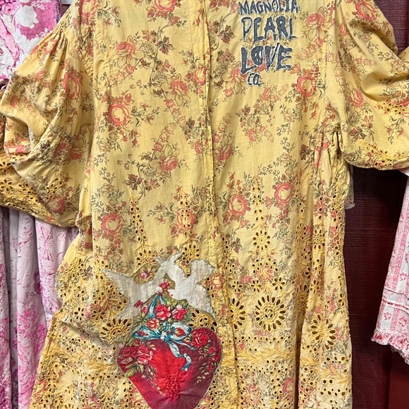 MAGNOLIA PEARL Eyelet Remi Cotton Blouse Bluebirds, Roses, Hearts - Picture 4 of 8